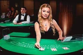 Antarmuka aplikasi mutiara 99 menampilkan meja live-dealer dan menu navigasi